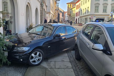 Ein Fahrzeug prallte am Vormittag gegen eine Hausfassade am Altmarkt in Plauen.