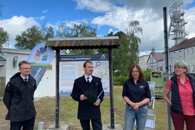Jens Grigoleit, Vorsitzender des Fremdenverkehrsvereins Freiberg, Philipp Preißler von der Stadtverwaltung Freiberg, Anja Fiedler, Leiterin des Amtes Kultur-Stadt-Marketing, und Birgit Knöbel vom Tourismusverband Erzgebirge (v. l.) bei der Eröffnung des Rundwanderwegs „Schachthüpfen“ am Sonntag an der „Reichen Zeche“ in Freiberg. Foto: Heike Hubricht