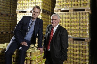 Werner Deharde und sein Sohn Maximilian (links) stehen für Produkte mit dem Markennamen "Lausitzer". Nun übernehmen Sie den Geschäftsbetrieb von BWF im Vogtland.