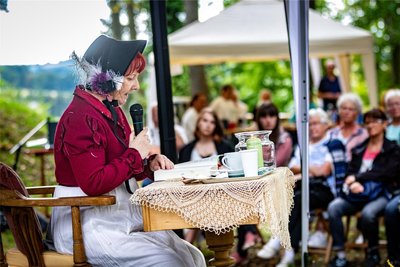 Mit weitem Rock und rotem Jäckchen im Empire-Stil des 19. Jahrhunderts hat Sabine Ebert am Samstagnachmittag etwa 150 Gäste im Wolkenburger Schlosspark begeistert.