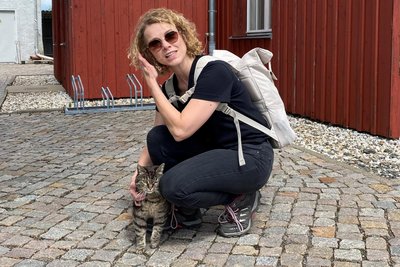 Bergwerkskatze Liesbeth begleitete die Wanderer am Sonntag auf dem Freiberger „Schachthüpfenweg“ bis zur Treppe an der „Reichen Zeche“. Sie ließ sich sogar von Tina Berthold streicheln.