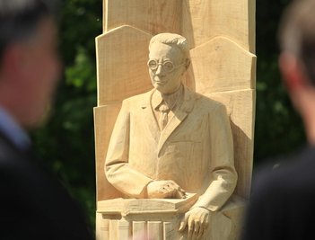 Heimatforscher Siegfried Sieber ist nun als Holzskulptur verewigt.