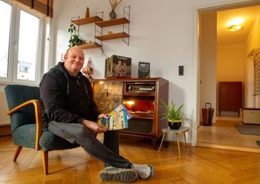 Von der Schallplatte bis zum Einrichtungsmagazin - in der Ferienwohnung, die der Plauener Steffen Hegner anbietet, steckt die Liebe im Detail. 