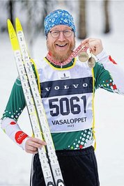 Mit den Finisher-Medaillen um den Hals: Sven Kaltofen war am vergangenen Sonntag zum 24. Mal beim Wasalauf in Schweden dabei. 