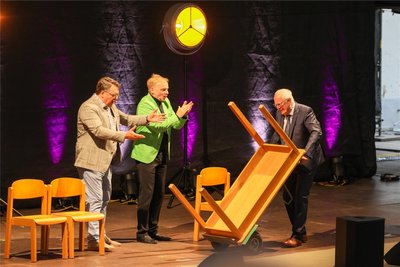 Lothar Bölck (rechts) brachte den „DialekTisch“ auf die Bühne.