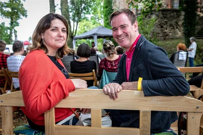 Markus Meinert und Dinah Heinig aus Limbach-Oberfrohna hören gespannt beim dritten Wolkenburger Schlosspark-Gespräch zu. Immer am ersten Samstag im September lädt der Heimatverein ein.
