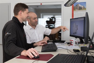 Die beiden wichtigsten Köpfe hinter der Neuentwicklung – Projektentwickler Anton Peter (links) und Marc Jolly, der Leiter der Abteilung Forschung und Entwicklung bei Norafin – in ihrer„Bastelstube“ in Mildenau.