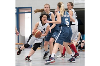 Die Basketballerinnen des ATSV Freiberg, hier mit Cindytami Rachmawati in der Saison 2021/22, gehen seit mittlerweile 19 Jahren in der Landesliga auf Korbjagd. Zuletzt gelang Platz 5 unter 7 Teams.
