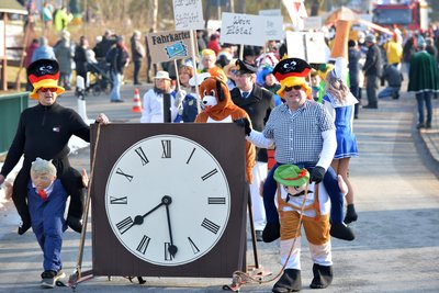 Die Voigtsdorfer Karnevalisten stellten den Uhrenbau in Glashütte vor - statt auf Skiern fuhr die Uhr auf Skirollern.
