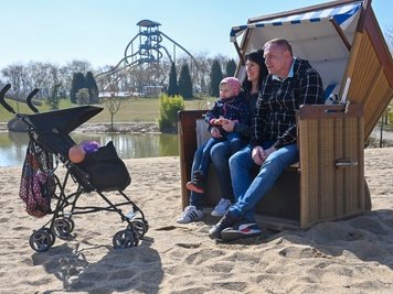 Etwas Ostseegefühl ist im Sonnenlandpark aufgekommen. Steffen und Mandy Kuhnert mit Tochter Lea im Strandkorb vor der Riesenrutsche.