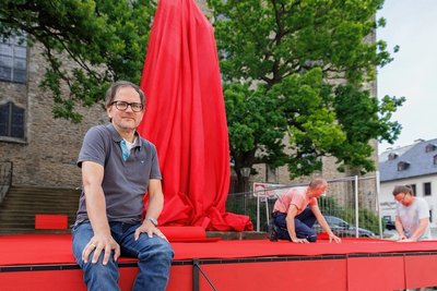 Fällt schon der Farbgebung wegen auf: die Bühne für die neue Inszenierung des "Jedermann" auf dem Unteren Kirchplatz in Annaberg-Buchholz, die in dieser Woche entstanden ist. Erstmals führt bei dem Stück der gebürtige Salzburger Markus Steinwender (l.) Regie. 