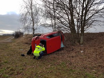 Nachdem das Auto sich nach einem Unfall überschlagen hatte...