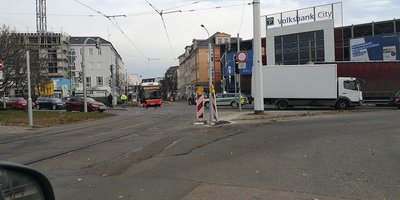 Am Freitag sind in Zwickau auf der Kreuzung Bahnhofstraße/Humboldtstraße ein Bus und ein Pkw zusammengestoßen.