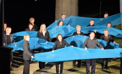 Die Singakademie Plauen lässt bei der Aufführung zu den Burgfestspielen die Weiße Elster fließen.