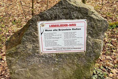 Einer der Liedersteine entlang des Weges zum Harrasfelsen. Der Liebeslieder-Weg führt weiter bis zur Harrasallee. 