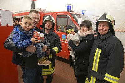Als Thill zwei Wochen alt war, besuchte er auf dem Arm von Mama Mandy, mit Papa Andreas und Bruder Tim seine "Geburtshelfer" von der Feuerwehr, hier Volker Ludewig (h. l.) und Falk Lucius (r.). 