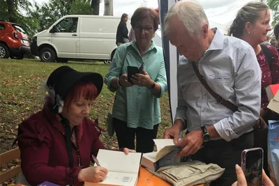Am Ende der fast zweistündigen Buchlesung signiert Bestsellerautorin Sabine Ebert viele Bücher und Autogrammkarten.