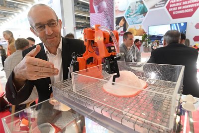 Am gemeinsamen Messestand des Verbandes der Nord-Ostdeutschen Textil- und Bekleidungsindustrie in Frankfurt präsentierte Marc Jolly das neu entwickelte Verfahren, bei dem Fasern Hilfe von Robotik und Hochdruckwasserstrahlen zu einer stabilen Form verbunden werden.