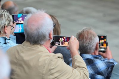 Trotz der Seitenhiebe der Kabarettisten auf die „Generation Smartphone“ - auch das Publikum hielt den Abend fest.