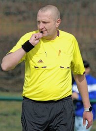 Schiedsrichter Olaf Seidel pfeift für den FSV Zwickau. 