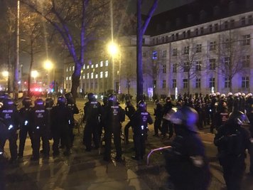 Polizisten nahmen Aufstellung, um wegen Verstößen gegen Kundgebungsauflagen einzugreifen.