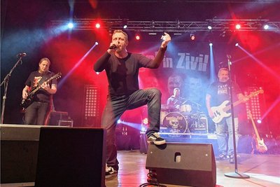 Mit einem "Glück Auf, Freiberg" begrüßte Frontmann Dirk Wölfl die Fans der Band "Engel in Zivil" am Samstag.