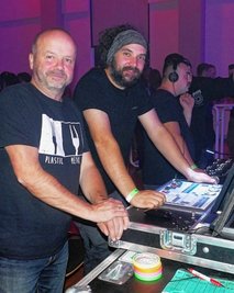 Organisator Jörg Zander (l.) baut auf die Hilfe von Techniker Robin Beyer.