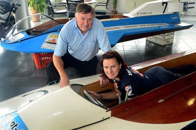 Das war 2024: Jürgen Kitzing und Tochter Stefanie Kitzing-Lippmann. Sie liegt hier in einem Dreipunktrennboot von 1963, dahinter ein Proprider von 1978.