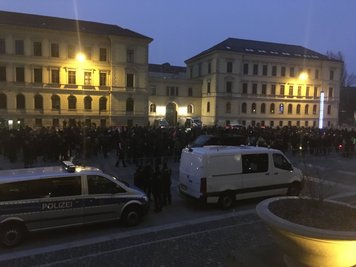 Hier, am Simsonplatz, startete die Kundgebung am frühen Abend.