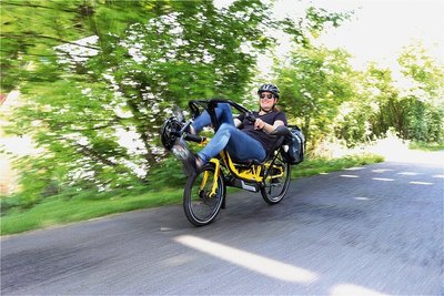Easy Rider: Diese S-Pedelec-Fahrerin schafft dank elektrischer Unterstützung Tempo 45. Dafür braucht das vollgefederte Liegerad des deutschen Herstellers HP Velotechnik aber ein Versicherungsschild. Kaufpreis des ab 1. September bestellbaren Gefährts: ab 8690 Euro. 