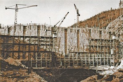 Die Mauer wächst: Blick von der späteren Wasserseite auf die Staumauer. Die Aussparungen dienten zur Verankerung eines Schutzmantels. Die Aufnahme entstand vermutlich 1951. 