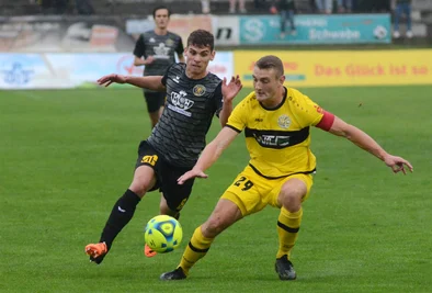 Auerbach Arena zur Vogtlandweide Oberliga VfB Auerbach-FC Plauen (v.l. Zweikampf zwischen Vojtech Cermus und Lucas Albert)Foto vom 18.9.22