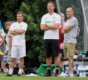 Unterstützung an der Linie: Swen Häuser (l.) und Toni Kokott (M.) werden Lichtenbergs Spielertrainer Robert Miersch künftig als Co-Trainer assistieren, André Butter fungiert als Mannschaftsleiter. 