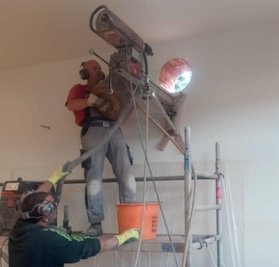 Riesige Löcher in den Wänden: Nur so arbeiten die Lüfter optimal.