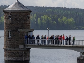 Das Interesse am Tag der offenen Tür an der Talsperre war groß. Dabei konnte unter anderem ein Blick in den Entnahmeturm geworfen werden.