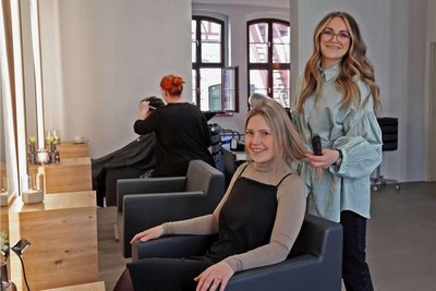 Anne Mann frisiert ihre Kollegin Julia Preiß: Die beiden Firmengründerinnen wollen Brautpaaren im Lichtensteiner Altstadtquartier die perfekte Hochzeit bieten. 