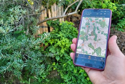 Natur und Rätseln verbindet das Geocaching. So wird der Ausflug in den Ferien zum Abenteuer.
