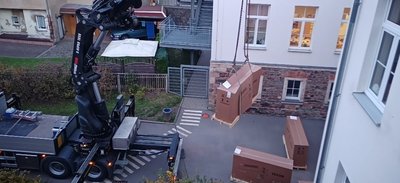 Technischer Aufwand: Die Lüfter sind kürzlich - während der Herbstferien - zur Grundschule transportiert worden.