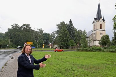 Bürgermeister Holger Quellmalz zeigt das Grundstück, welches dem Dorfladen-Betreiber angeboten wird. 