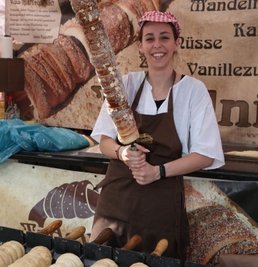 Iveta Radnická verkaufte süße Teigrollen, genannt Trdelnik, eine tschechische Spezialität.