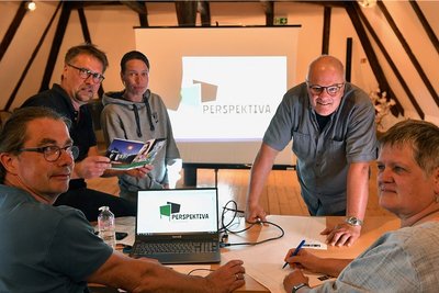 In der Volkskunstschule tagte die Jury: Rolf Büttner, Leiter Volkskunstschule, Fotograf Thomas Kruse, Künstlerin Katja Glänzel, Uwe Mann, Ressortleiter "Freie Presse", und Kathrin Reißmann, Art Direktorin (v. l). 