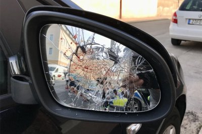 Zerstörte Außenspiegel an einem Pkw: In Zschopau stieg die Zahl der Sachbeschädigungen an Fahrzeugen deutlich.