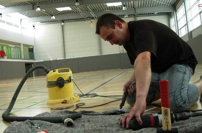
              <p class="artikelinhalt">Großreinemachen und Restarbeiten stehen noch bis zur Einweihung der Halle an: So war am Montag Holger Ludwig von der Cottbuser Firma Benz Sportgeräte beim Schleifen einer Reckhülse zur beobachten. </p>
            