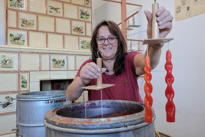 Heike Siebrandt kennt sich beim Kerzenziehen bestens aus, sie arbeitet bereits seit 21 Jahren im Bärensteiner Unternehmen. Das hat heute fünf Angestellte.
