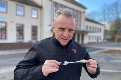 Thomas Neubert am Bahnhof in Flöha mit der Gabel, die höchstwahrscheinlich sein Großvater Otto Neubert 1916 während der Schlacht an der Somme in Nordfrankreich verloren hat.