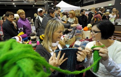Von wegen angestaubt: Schon die Farbe der Wolle am Stand von Jana Lindner (rechts) zeigt, wie grell und "hip" Strickmode sein kann. 