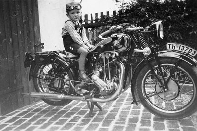 Früh übt sich. Das historische Foto zeigt den Sohn von Triumph-Mitglied Kurt Klaus auf einer Triumph STM 500. Der Clou dabei: Die Maschine ist das letzte noch erhaltene Motorrad eines Klubmitglieds. Heute steht der Oldie gut verwahrt in einer Reichenbacher Garage.