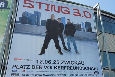 Großformatige Plakate an der Stadthalle weisen auf das Event hin.
