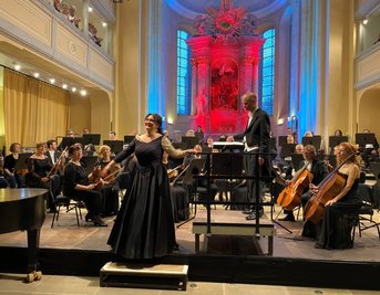 Leonora Weiß-del Rio nach ihrem letzten Sinfoniekonzert mit der Mittelsächsischen Philharmonie und Generalmusikdirektor Jörg Pitschmann in der Nikolaikirche Freiberg. 
