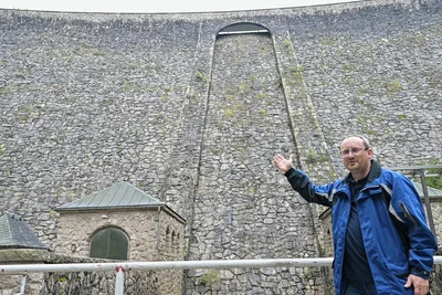 Hält! Betriebsteilleiter Sven Beyer vor der Staumauer.